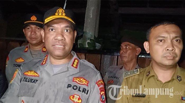 PANTAU WARGA - Kapolresta Bandar Lampung, Kombes Pol Alfret Jacob Tilukay (kiri) dan Lurah Gunung Terang, Abizar Alghifari (kanan) saat diwawancarai awak media usai mengecek rumah warga yang terdampak angin puting beliung di Gunung Terang, Bandar Lampung, Selasa (4/2/2025) malam.