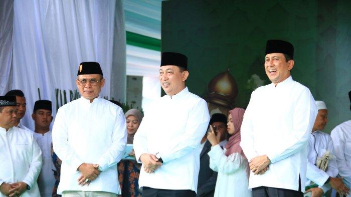 POLRI BERKURBAN - Kapolri Jenderal Listyo Sigit Prabowo saat memimpin penyerahan sebanyak 9.648 sapi dan kambing kurban pada momen Hari Raya Idul Adha 1446 H/2025 M, di Lapangan Mabes Polri, Jakarta, Jumat (6/6/2025). Nantinya daging sapi kurban akan disalurkan ke masyarakat dan personel Polri yang berhak.