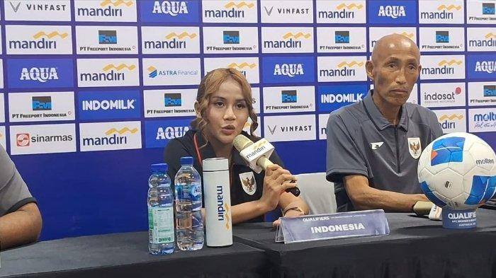 KAPTEN TIMNAS PUTRI INDONESIA - Kapten TImnas Putri Indonesia, Safira Ika Putri saat menghadiri sesi pre match press conference jelang tampil pada turnamen pada Kualifikasi Piala Asia Putri 2026 di Stadion Indomilk Arena, Tangerang, Sabtu (28/6/2025).