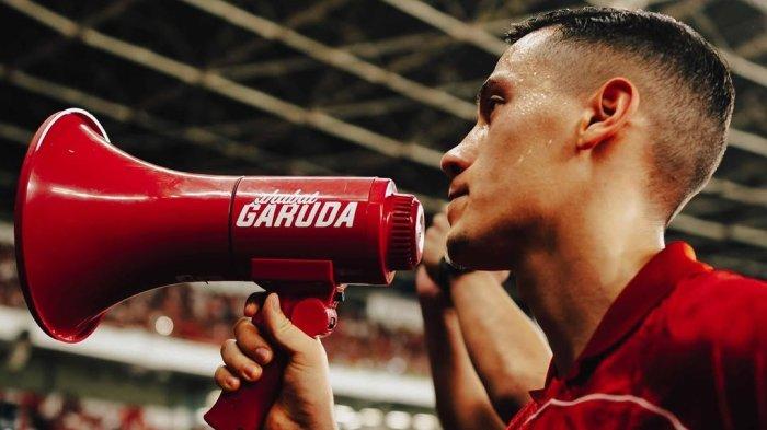 SUPORTER TIMNAS INDONESIA - Kapten Timnas Indonesia Jay Idzes sampaikan terima kasih kepada seluruh suporter di Stadion Utama Gelora Bung Karno, Jakarta, Selasa, 25 Maret 2025, skuad Garuda menang 1-0 melawan Bahrain, dalam lanjutan Kualifikasi Piala Dunia 2026 Zona Asia.