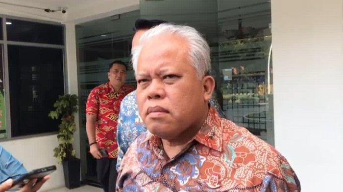 NADIEM BAKAL DIPERIKSA - Kapuspenkum Kejagung Harli Siregar memberi keterangan terkait rencana pemeriksaan eks Mendikbud Ristek Nadiem Makarim di Kasus Pengadaan Laptop Chromebook, Jumat (20/6/2025). Harli menyatakan bahwa penyidik telah menjadwalkan pemeriksaan terhadap Nadiem pada Senin 23 Juni 2025 mendatang.