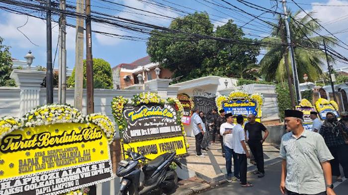 SURYADHARMA ALI MENINGGAL - Sejumlah tokoh melayat ke rumah duka Menteri Agama (Menag) RI periode 2009-2014, Suryadharma Ali di Jl. Cipinang Cempedak I No. 30, Cipinang Cempedak, Kecamatan Jatinegara, Kota Jakarta Timur, Jakarta, Kamis (31/7/2025). Tampak karangan bunga duka cita di rumah duka Suryadharma Ali.