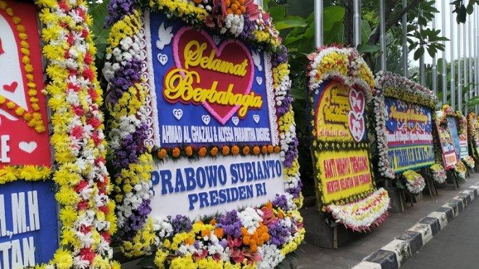 KARANGAN BUNGA NGUNDUH MANTU - Karangan bunga dari Presiden RI Prabowo Subianto menghiasi lokasi acara ngunduh mantu Al Ghazali dan Alyssa Daguise di Jakarta Convention Center (JCC), Kamis(19/6/2025).