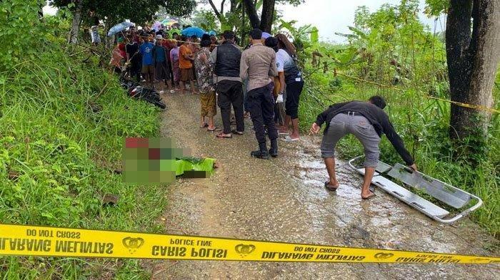 Polisi melakukan olah TKP pembunuhan pria bersarung merah di jalan Desa Bapelle, Kecamatan Robatal, Kabupaten Sampang, Madura, Senin (27/1/2025).