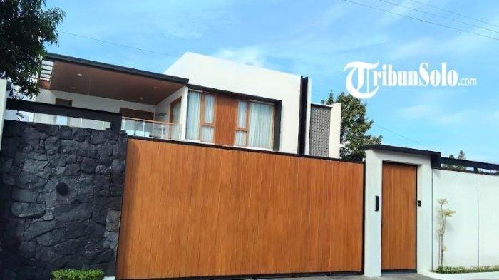 RUMAH MEWAH - Penampakan rumah megah milik Kepala Dinkes Kabupaten Karanganyar Purwati yang kini menjadi tersangka tindak pidana korupsi pengadaan alat kesehatan (Alkes) Puskemas dan Posyandu di Karanganyar tahun 2023, di Kelurahan/Kecamatan/Kabupaten Karanganyar, Sabtu (23/5/2025).
