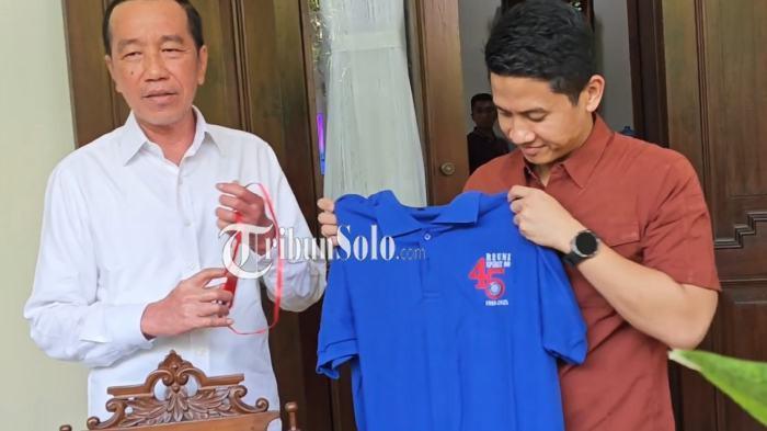 TUNJUKKAN KAUS - Mantan Presiden Jokowi saat menunjukkan kaus seragam reuni yang dimilikinya pada Kamis (31/7/2025) di Solo. Dia tidak memakai kaus itu lantaran kulitnya masih pemulihan.