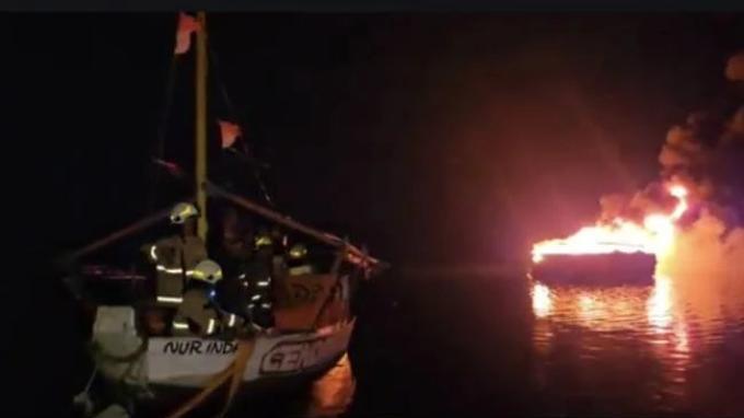 Kebakaran kapal saat pengisian bahan bakar minyak (BBM) di Dermaga Marina Ancol Pademangan, Jakarta Utara, Sabtu (8/2/2025) malam. Seorang kapten kapal berinisial M dilaporkan hilang pasca-insiden tersebut.