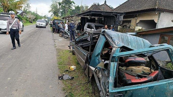 KECELAKAAN MAUT - Truk pengangkut semen nomor polisi BK 8709 menabrak sejumlah kendaraan hingga rumah di Jalan Raya Kintamani - Bangli kawasan Banjar Bangklet, Desa Kayubihi, Kabupaten Bangli, Bali, Kamis (10/11/2025) sekitar pukul 08.30 Wita. Empat korban dilaporkan meninggal.