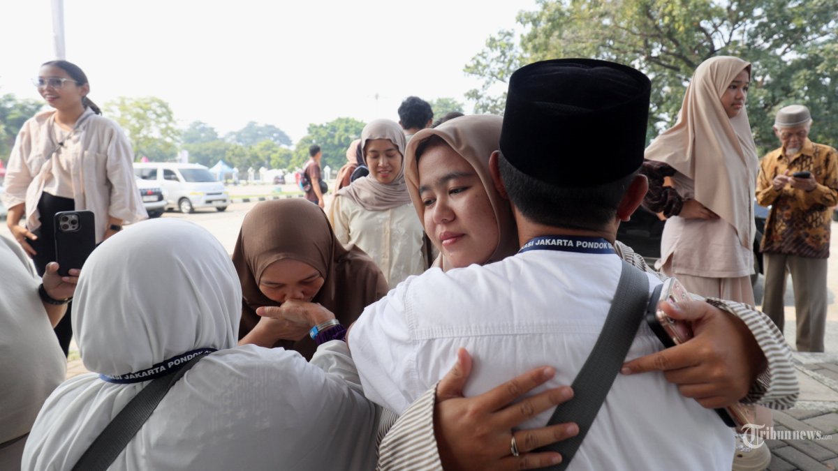 ASRAMA HAJI - Jamaah calon haji berpamitan dengan keluarga di Asrama Haji Pondok gede, Jakarta Timur, Kamis (1/5/2025). Sebanyak 778 calon haji beserta delapan petugas asal Jakarta dan Banten diberangkatkan ke Makkah melalui Bandara Soekarno-Hatta. TRIBUNNEWS/IRWAN RISMAWAN