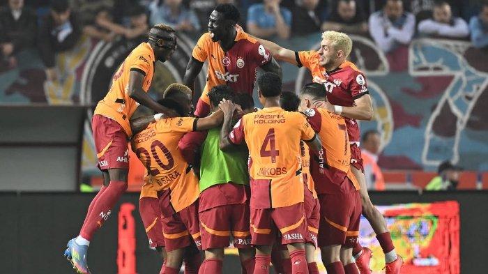 Kegembiraan para pemain Galatasaray saat merayakan gol ke gawang Trabzonspor di Liga Turki