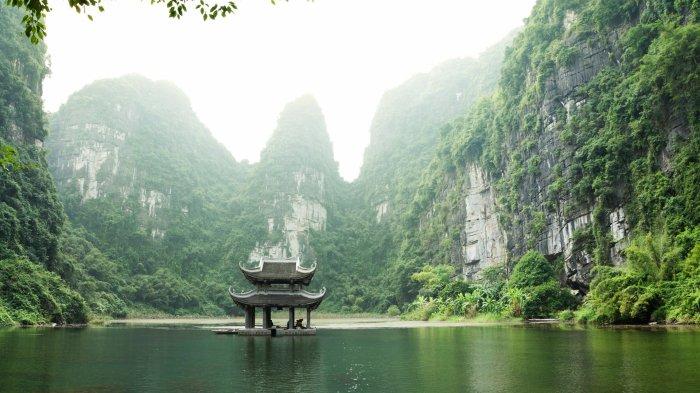 Ilustrasi keindahan Tràng An, Ninh Bình, Vietnam. Berikut ini panduan liburan ke Vietnam.