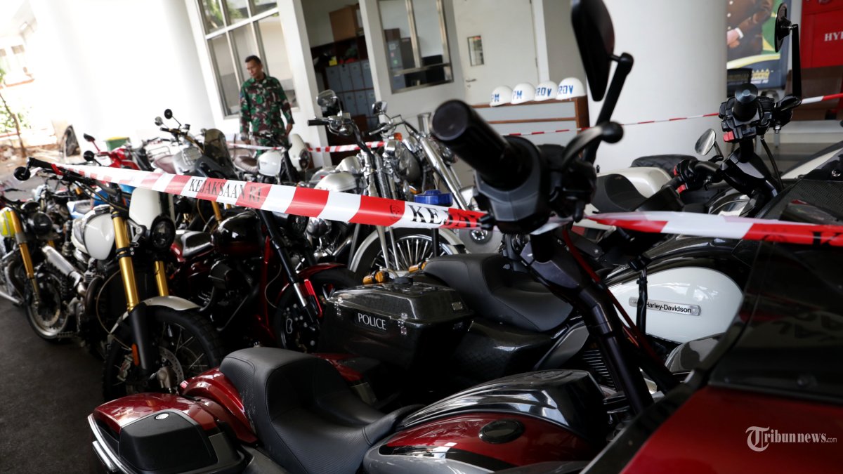 PENYITAAN KENDARAAN MEWAH - Sejumlah unit mobil dan sepeda motor mewah sitaan terkait kasus dugaan suap di PN Jakpus terpampang di Gedung Kejaksaan Agung, Jakarta, Senin (14/4/2025). Kejaksaan Agung menyita beberapa unit mobil dan sepeda motor mewah serta sepeda dalam kasus dugaan suap dan atau gratifikasi terkait putusan lepas (ontslag) perkara korupsi pemberian fasilitas ekspor Crude Palm Oil (CPO) di Pengadilan Negeri Jakarta Pusat. TRIBUNNEWS/IRWAN RISMAWAN