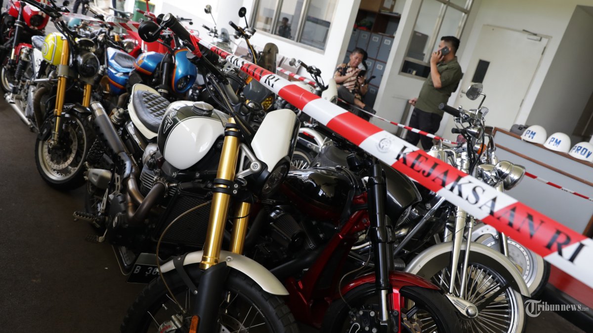 PENYITAAN KENDARAAN MEWAH - Sejumlah unit mobil dan sepeda motor mewah sitaan terkait kasus dugaan suap di PN Jakpus terpampang di Gedung Kejaksaan Agung, Jakarta, Senin (14/4/2025). Kejaksaan Agung menyita beberapa unit mobil dan sepeda motor mewah serta sepeda dalam kasus dugaan suap dan atau gratifikasi terkait putusan lepas (ontslag) perkara korupsi pemberian fasilitas ekspor Crude Palm Oil (CPO) di Pengadilan Negeri Jakarta Pusat. TRIBUNNEWS/IRWAN RISMAWAN