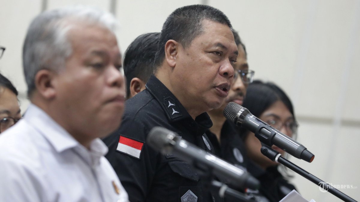 PENETAPAN TERSANGKA - Direktur Penyidikan Jampidsus Abdul Qohar (kanan) bersama Kepala Pusat penerangan Hukum (Kapuspenkum) Harli Siregar (kiri) memberikan keterangan pers terkait penetapan tersangka di Gedung Bundar Kejaksaan Agung, Jakarta, Selasa (15/7/2025). Kejaksaan Agung menetapkan empat orang sebagai tersangka yakni Direktur Sekolah Dasar Direktorat Jenderal Pendidikan Anak Usia Dini, Pendidikan Dasar dan Pendidikan Menengah tahun 2020-2021, Sri Wahyuningsih, Direktur SMP Kemendikbudristek 2020, Mulyatsyah, Staf khusus Mendikbudristek Bidang Pemerintahan era Mendikbudristek Nadiem Makarim, Jurist Tan dan Konsultan Perorangan Rancangan Perbaikan Infrastruktur Teknologi Manajemen Sumber Daya Sekolah pada Kemendikbudristek, Ibrahim Arief terkait kasus dugaan korupsi pengadaan laptop Chromebook di Kementerian Pendidikan, Kebudayaan, Riset dan Teknologi (Kemendikbudristek) pada tahun 2019-2022 dan diduga menyebabkan kerugian negara Rp 1,9 triliun. TRIBUNNEWS/IRWAN RISMAWAN