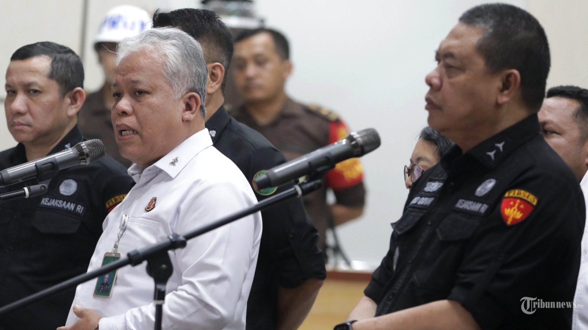 PENETAPAN TERSANGKA - Direktur Penyidikan Jampidsus Abdul Qohar (kanan) bersama Kepala Pusat penerangan Hukum (Kapuspenkum) Harli Siregar (kiri) memberikan keterangan pers terkait penetapan tersangka di Gedung Bundar Kejaksaan Agung, Jakarta, Selasa (15/7/2025). Kejaksaan Agung menetapkan empat orang sebagai tersangka yakni Direktur Sekolah Dasar Direktorat Jenderal Pendidikan Anak Usia Dini, Pendidikan Dasar dan Pendidikan Menengah tahun 2020-2021, Sri Wahyuningsih, Direktur SMP Kemendikbudristek 2020, Mulyatsyah, Staf khusus Mendikbudristek Bidang Pemerintahan era Mendikbudristek Nadiem Makarim, Jurist Tan dan Konsultan Perorangan Rancangan Perbaikan Infrastruktur Teknologi Manajemen Sumber Daya Sekolah pada Kemendikbudristek, Ibrahim Arief terkait kasus dugaan korupsi pengadaan laptop Chromebook di Kementerian Pendidikan, Kebudayaan, Riset dan Teknologi (Kemendikbudristek) pada tahun 2019-2022 dan diduga menyebabkan kerugian negara Rp 1,9 triliun. TRIBUNNEWS/IRWAN RISMAWAN
