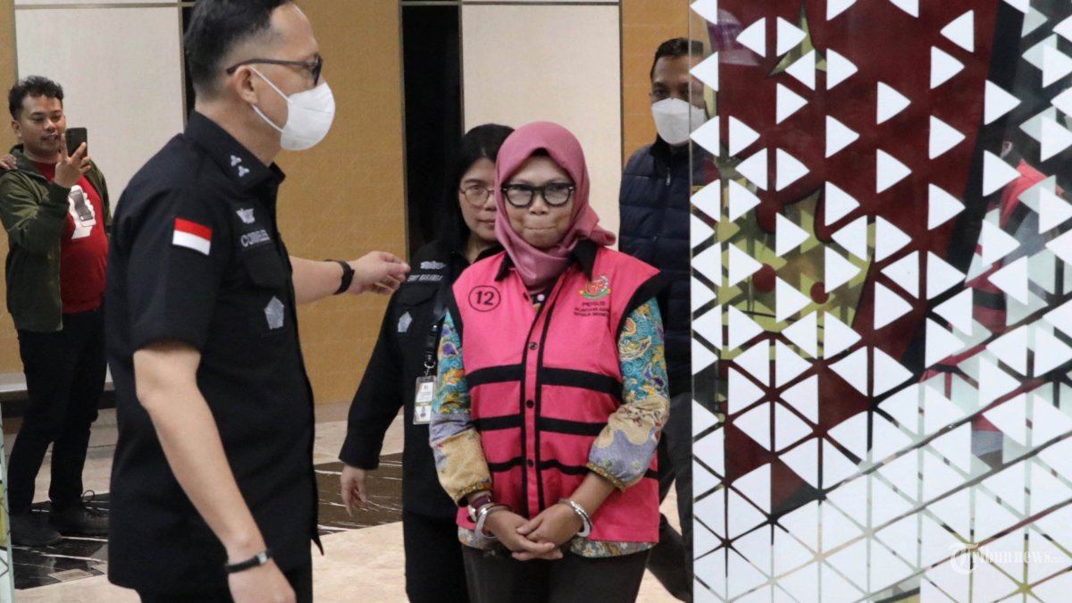 KORUPSI LAPTOP CHROMEBOOK- Direktur Sekolah Dasar Direktorat Jenderal Pendidikan Anak Usia Dini, Pendidikan Dasar dan Pendidikan Menengah tahun 2020-2021, Sri Wahyuningsih mengenakan rompi tahanan usai ditetapkan sebagai tersangka di Gedung Bundar Kejaksaan Agung, Jakarta, Selasa (15/7/2025). TRIBUNNEWS/IRWAN RISMAWAN. Keempat tersangka disebutkan telah bersekongkol dan melakukan pemufakatan jahat untuk melakukan pengadaan laptop berbasis Chromebook.