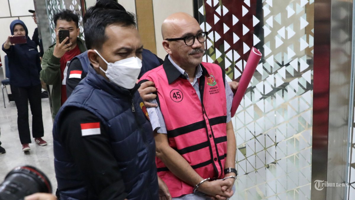 PENETAPAN TERSANGKA - Direktur SMP Kemendikbudristek 2020 Mulyatsyah mengenakan rompi tahanan usai ditetapkan sebagai tersangka di Gedung Bundar Kejaksaan Agung, Jakarta, Selasa (15/7/2025). Kejaksaan Agung menetapkan empat orang sebagai tersangka yakni Direktur Sekolah Dasar Direktorat Jenderal Pendidikan Anak Usia Dini, Pendidikan Dasar dan Pendidikan Menengah tahun 2020-2021, Sri Wahyuningsih, Direktur SMP Kemendikbudristek 2020, Mulyatsyah, Staf khusus Mendikbudristek Bidang Pemerintahan era Mendikbudristek Nadiem Makarim, Jurist Tan dan Konsultan Perorangan Rancangan Perbaikan Infrastruktur Teknologi Manajemen Sumber Daya Sekolah pada Kemendikbudristek, Ibrahim Arief terkait kasus dugaan korupsi pengadaan laptop Chromebook di Kementerian Pendidikan, Kebudayaan, Riset dan Teknologi (Kemendikbudristek) pada tahun 2019-2022 dan diduga menyebabkan kerugian negara Rp 1,9 triliun. TRIBUNNEWS/IRWAN RISMAWAN