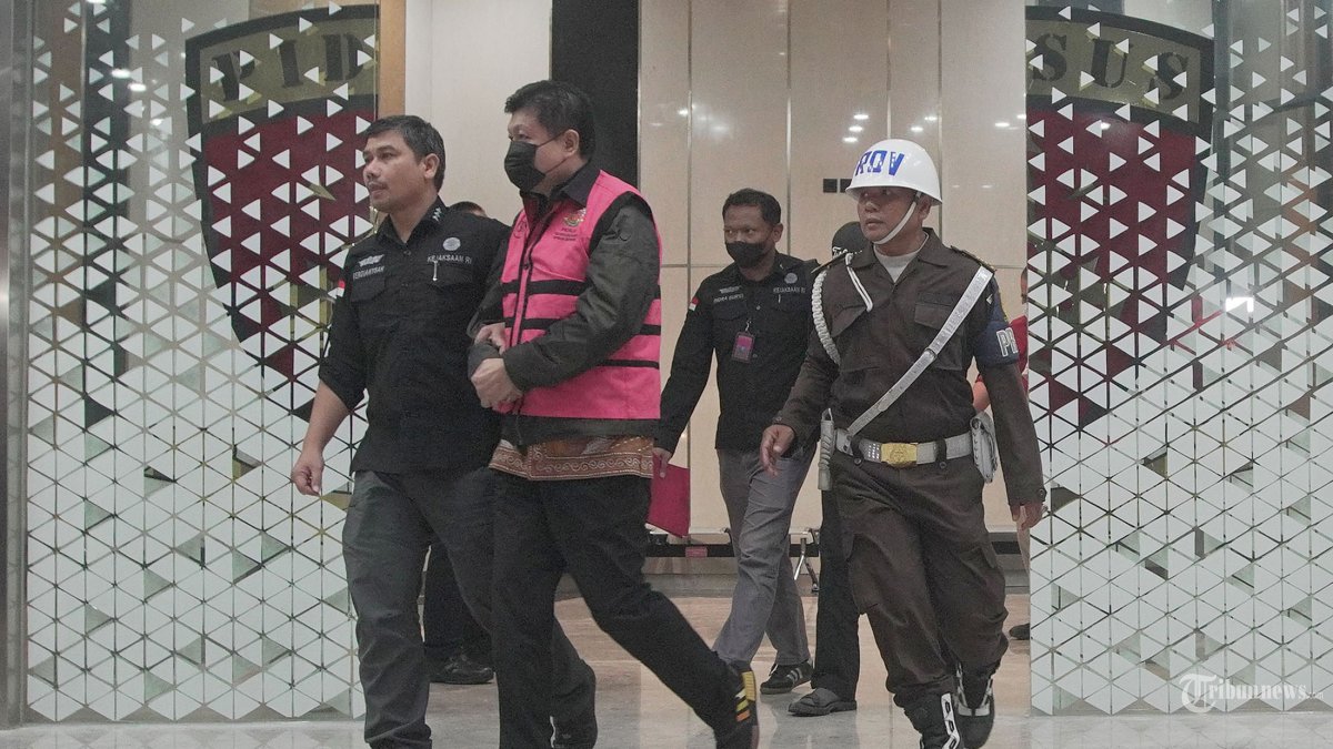 KREDIT PT SRITEX - Tersangka Iwan Setiawan Lukminto (ISL) selaku Direktur Utama PT Sritex Tahun 2005???2022 berjalan menuju mobil tahanan di Gedung Bundar Kejagung, Jakarta Selatan, Rabu (21/5/2025). Kejagung menetapkan DS (Dicky Syahbandinata) selaku Pemimpin Divisi Korporasi dan Komersial PT Bank Pembangunan Daerah Jawa Barat dan Banten (BJB) Tahun 2020, Zainuddin Mappa (ZM) selaku Direktur Utama PT Bank DKI Tahun 2020, dan Iwan Setiawan Lukminto (ISL) selaku Direktur Utama PT Sritex Tahun 2005???2022 menjadi tersangka dalam kasus dugaan korupsi dalam pemberian kredit kepada PT Sri Rejeki Isman (Sritex) yang nilainya sekitar hampir Rp 3,6 triliun. Tribunnews/Jeprima