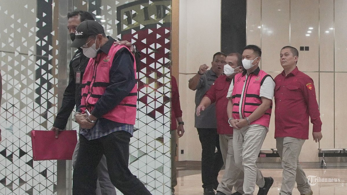 KREDIT PT SRITEX - Tersangka DS (Dicky Syahbandinata) selaku Pemimpin Divisi Korporasi dan Komersial PT Bank Pembangunan Daerah Jawa Barat dan Banten (BJB) Tahun 2020 dan Zainuddin Mappa (ZM) selaku Direktur Utama PT Bank DKI Tahun 2020 berjalan menuju mobil tahanan di Gedung Bundar Kejagung, Jakarta Selatan, Rabu (21/5/2025). Kejagung menetapkan DS (Dicky Syahbandinata) selaku Pemimpin Divisi Korporasi dan Komersial PT Bank Pembangunan Daerah Jawa Barat dan Banten (BJB) Tahun 2020, Zainuddin Mappa (ZM) selaku Direktur Utama PT Bank DKI Tahun 2020, dan Iwan Setiawan Lukminto (ISL) selaku Direktur Utama PT Sritex Tahun 2005???2022 menjadi tersangka dalam kasus dugaan korupsi dalam pemberian kredit kepada PT Sri Rejeki Isman (Sritex) yang nilainya sekitar hampir Rp 3,6 triliun. Tribunnews/Jeprima