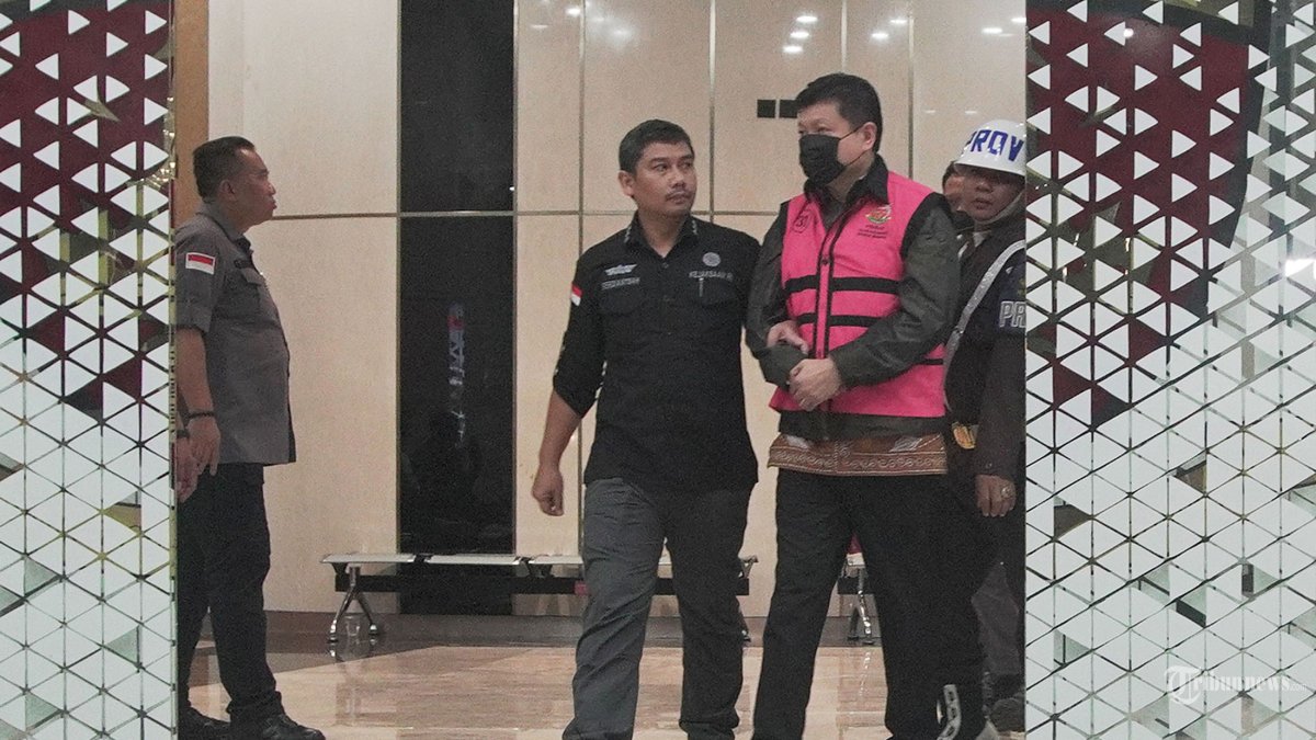KREDIT PT SRITEX - Tersangka Iwan Setiawan Lukminto (ISL) selaku Direktur Utama PT Sritex Tahun 2005???2022 berjalan menuju mobil tahanan di Gedung Bundar Kejagung, Jakarta Selatan, Rabu (21/5/2025). Kejagung menetapkan DS (Dicky Syahbandinata) selaku Pemimpin Divisi Korporasi dan Komersial PT Bank Pembangunan Daerah Jawa Barat dan Banten (BJB) Tahun 2020, Zainuddin Mappa (ZM) selaku Direktur Utama PT Bank DKI Tahun 2020, dan Iwan Setiawan Lukminto (ISL) selaku Direktur Utama PT Sritex Tahun 2005???2022 menjadi tersangka dalam kasus dugaan korupsi dalam pemberian kredit kepada PT Sri Rejeki Isman (Sritex) yang nilainya sekitar hampir Rp 3,6 triliun. Tribunnews/Jeprima