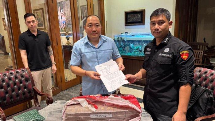 KASUS SRITEX - Penyidik Kejaksaan Agung menggeledah rumah Direktur Utama PT Sritex Iwan Kurniawan Lukminto di Surakarta, Jawa Tengah, Senin (30/6/2025). Dari penggeledahan itu penyidik menyita uang senilai Rp 2 miliar. 
