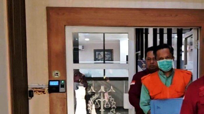 DITAHAN - Potret penahanan mantan Sekda Kabupaten Cilacap, Awaluddin Muuri oleh tim penyidik Kejati Jateng, Rabu (18/6/2025). Awaluddin Muuri yang juga mantan Pj Bupati Cilacap ini ditahan sebagai tersangka kasus dugaan korupsi pembelian lahan di Kecamatan Cipari, Kabupaten Cilacap.