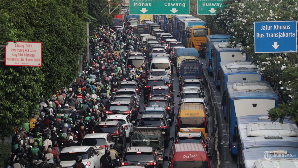 KEMACETAN JAKARTA - Sejumlah kendaraan terjebak kemacetan di Jalan Gatot subroto, Jakarta, Rabu (28/5/2025). Lalu lintas di Jakarta mengalami kemacetan panjang di jam pulang kerja menjelang libur panjang atau long weekend Perayaan Kenaikan Isa Almasih. TRIBUNNEWS/IRWAN RISMAWAN