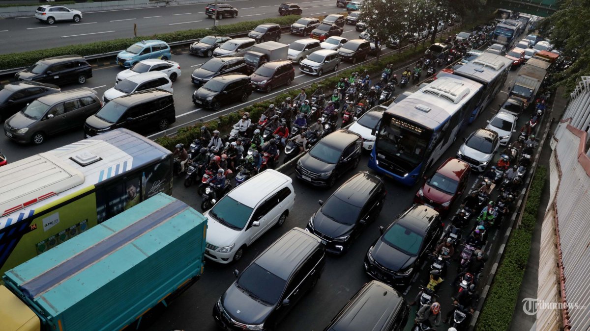 KEMACETAN JAKARTA - Sejumlah kendaraan terjebak kemacetan di Jalan Gatot subroto, Jakarta, Rabu (28/5/2025). Lalu lintas di Jakarta mengalami kemacetan panjang di jam pulang kerja menjelang libur panjang atau long weekend Perayaan Kenaikan Isa Almasih. TRIBUNNEWS/IRWAN RISMAWAN