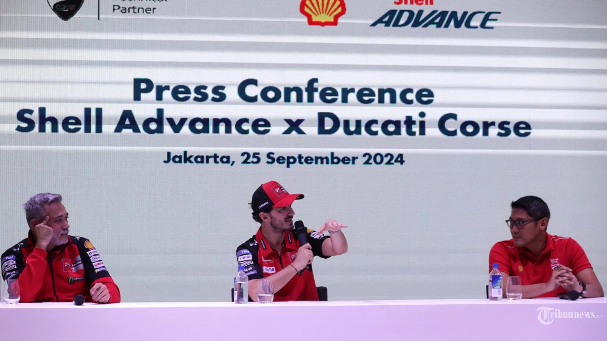 PERNYATAAN BAGNAIA - Vice President Marketing Lubricants Shell Indonesia Arie Satyanggoro (kanan) bersama Ducati Corse Sporting Director Mauro Grassilli (kiri) dan pembalap Ducati Francesco Bagnaia (tengah) memberi keterangan saat Konferensi Pers Kemitraan Teknis Shell Advance dan Ducati Corse pada MotoGP 2024 di Jakarta, Rabu (25/9/2024). Melalui kemitraan teknis yang terjalin selama 25 tahun, Shell Advance mendukung Ducati Corse dalam memenangkan lebih dari 150 podium MotoGP dan World Superbike, dan kembali bermitra pada ajang MotoGP 2024 yang akan digelar pada 27-29 September 2024 di Sirkuit Internasional Mandalika, Lombok, Nusa Tenggara Barat. TRIBUNNEWS/IRWAN RISMAWAN