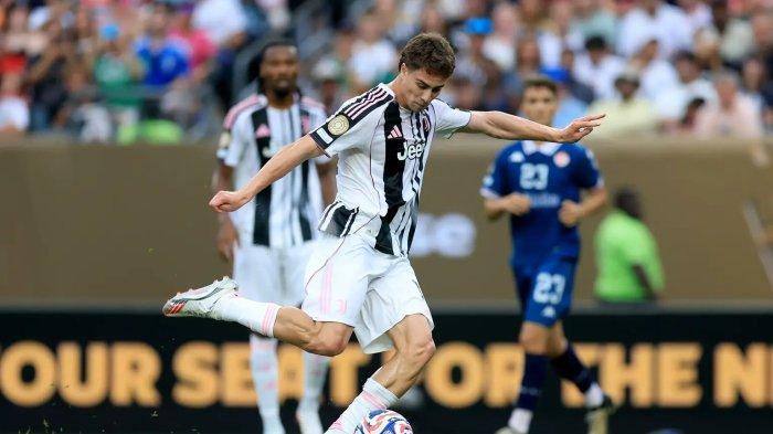SELEBRASI JUVENTUS - Pemain Juventus berusia 20 tahun, Kenan Yildiz melakukan tendangan ke gawang Wydad pada laga kedua grup G Piala Dunia Antarklub 2025 di Lincoln Financial Field, Minggu (22/6/2025). (Website FIFA - 23/6/2025)