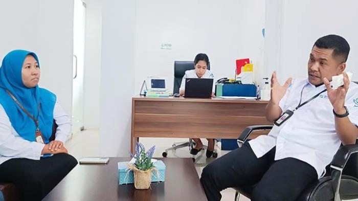 BERI PENJELASAN - Kepala Bagian Kepesertaan BPJS Kesehatan Cabang Maumere, Carol Desmon Bani (37) didampingi Humas, Indriani memberikan penjelasan terkait agen Pesiar saat diwawancari TRIBUNFLORES.COM di Kantor BPJS Kesehatan Cabang Maumere, di Jalan Litbang, Kota Maumere, Sikka, Flores, Nusa Tenggara Timur, Senin 28 Juli 2025. Ia mengatakan masyarakat juga berada di posisi penting mendukung JKN.