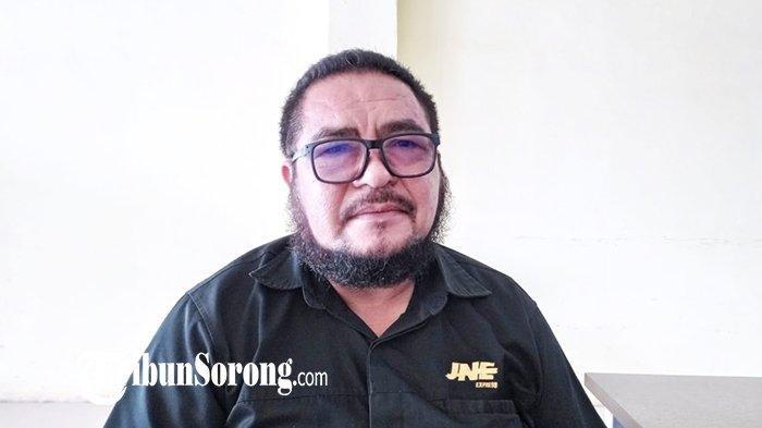 KERIBUTAN KURIR & WARGA - Kepala Cabang JNE Sorong Fredi Luhukay mendatangi kantor TribunSorong.com, Jalan Pramuka, Remu, Kota Sorong, Selasa (12/3/2025). Ia menjelaskan soal insiden keributan antara kurir dengan customer di Kompleks UT, jalan Malaseme Raya, Distrik Klablin, Kota Sorong, Papua Barat Daya pada Selasa (11/3/2025).