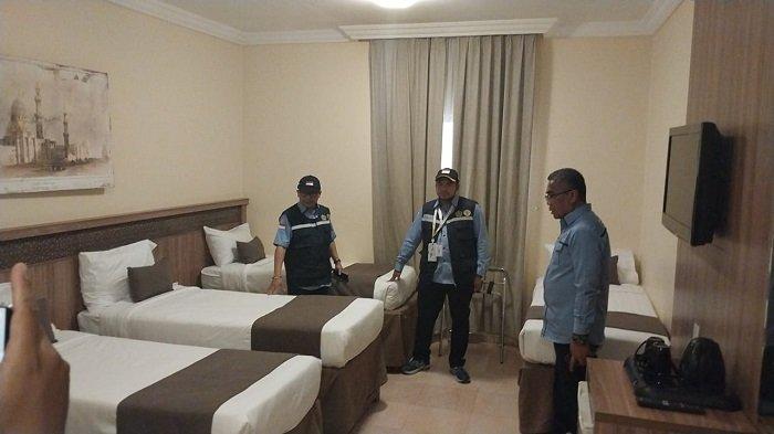 HOTEL MAKKAH - Kepala Daker Makkah, Ali Machzumi, mengecek langsung kesiapan salah satu hotel di Sektor 2, Hotel AlMagaaber, Jumat (9/5/2025). Hotel ini salah satu penginapan jemaah haji dari Madinah mulai besok malam.