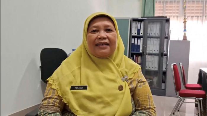 KASUS LAPTOP CHROMEBOOK - Kepala Sekolah SMP Negeri 274 Jakarta Barat, Rosanah, berada di ruang kerjanya di Jelambar, Grogol Petamburan, Kamis (17/7/2025). Ia menjelaskan kondisi laptop Chromebook yang diterima dari Kemendikbudristek dalam program pengadaan periode 2019–2022, pada masa Menteri Nadiem Makarim.