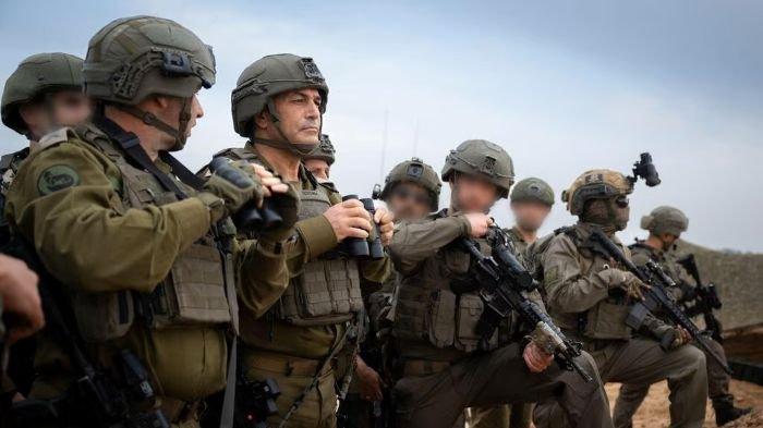 PANTAU PASUKAN - Kepala Staf Angkatan Bersenjata Israel (IDF), Letnan Jenderal Eyal Zamir memantau pasukan seusai menjabat sebagai panglima baru Militer Israel. Eyal Zamir dilaporkan menghapuskan jadwal cuti tahunan personel IDF sepanjang tahun.