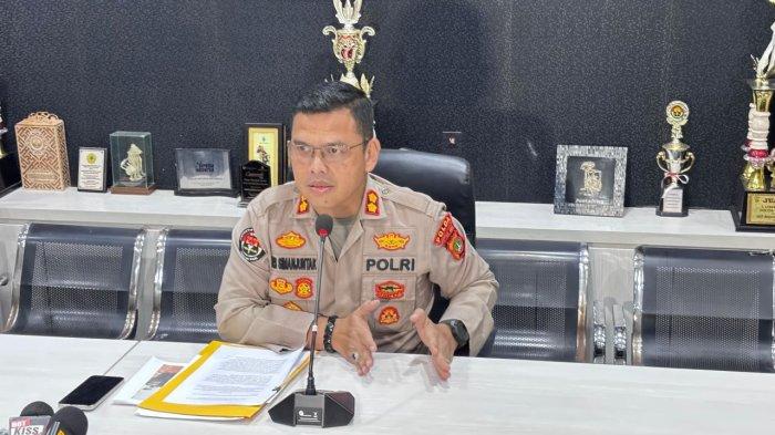 OPERASI PEMBERANTASAN PREMANISME - Kepala Sub Bidang Penerangan Masyarakat Polda Metro Jaya, AKBP Reonald Simanjuntak, menyampaikan keterangan, Jumat (16/5/2025). Reonald mengatakan sudah ada 1.197 orang diamankan dalam Operasi Berantas Jaya 2025.