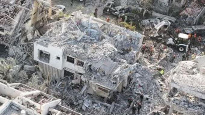 RUMAH BETON ISRAEL - Kerusakan besar-besaran di Tel Aviv menyusul serangan balasan Iran. Rumah berdiding beton yang diklaim jadi tempat perlindungan dari serangan roket hancur kena rudal Iran, menurut laporan Kamis (19/6/2025). (Tangkap layar Palestine Chronicle)