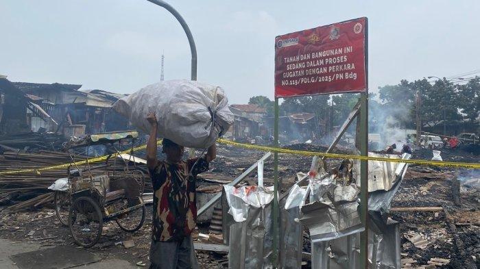 KEBAKARAN DI SUKAHAJI - Kondisi di lokasi kebakaran di di Jalan Terusan Pasir Koja, Gang Satata Sariksa, RT 08/04 Kelurahan Sukahaji, Kecamatan Babakan Ciparay, Kota Bandung, Kamis 10 April 2025.