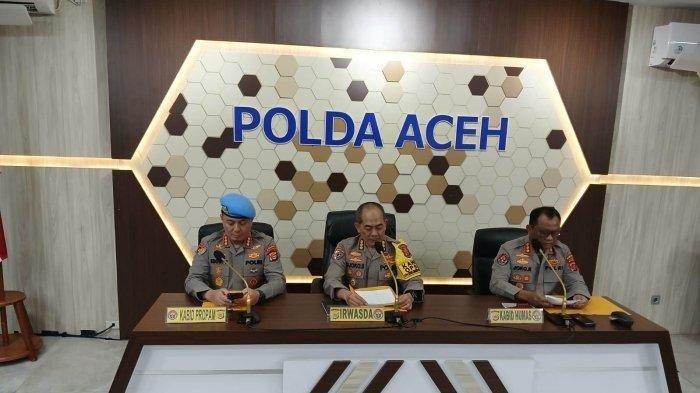 POLDA ACEH - Dari Kiri ke Kanan,  Kabid Propam Polda Aceh, Kombes Kombes Eddwi Kurniyanto, Irwasda Polda Aceh, Kombes Pol Djoko Susilo dan Kabid Humas Kombes Joko Krisdiyanto memberikan keterangan terkait perkembangan kasus dugaan pungli Kapolres Bireuen dan pemaksaan aborsi Ipda YF di Aula Machdum Polda Aceh, Rabu (12/2/2025).