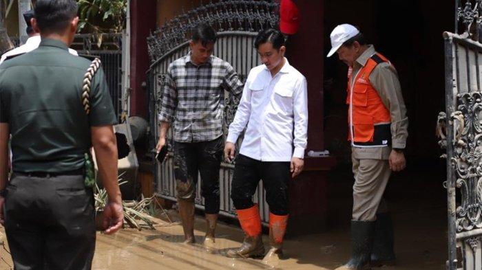 BANJIR DI BEKASI - Ketua Badan Amil Zakat Nasional (Baznas) RI Noor Achmad mendampingi Wakil Presiden Republik Indonesia, Gibran Rakabuming Raka tinjau banjir di Jakarta. Dalam kunjungan tersebut, Kiai Noor menyampaikan komitmen Baznas bersinergi bersama pemerintah.