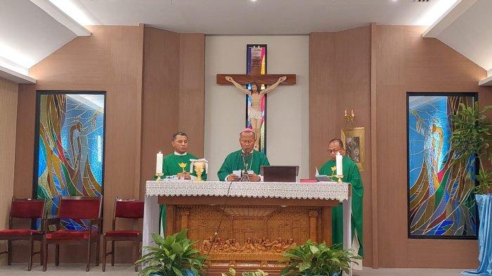Ketua Umum Komisi Kerasulan Awam Konferensi Waligereja Indonesia (Komisi Kerawam KWI) Mgr Yohanes Harun Yuwono mempersembakan misa pada pertemuan nasional komisi kerawam KWI, di Jakarta, Selasa (10/6/2025).
