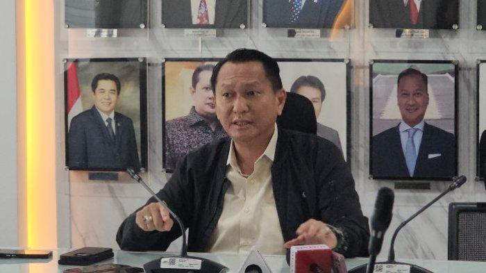TAMBANG NIKEL - Ketua Komisi XII DPR RI Bambang Patijaya, menegaskan bahwa pencabutan empat Izin Usaha Pertambangan (IUP) nikel di Raja Ampat oleh pemerintah, bukan berarti menghapus tanggung jawab perusahaan terhadap dampak lingkungan yang telah ditimbulkan. Ia menegaskan, perusahaan-perusahaan yang telah dicabut izin operasionalnya, tetap memiliki kewajiban untuk melakukan pemulihan lingkungan secara menyeluruh. (Tribunnews.com/ Chaerul Umam)