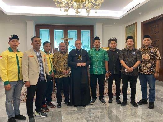 PAUS FRANSISKUS WAFAT - Ketua Umum GP Ansor H Addin Jauharudin bersama pengurus lintas agama dan Penasihat & Pendiri PWKI AM Putut Prabantoro foto dengan Dubes Vatikan Mgr Piero Pioppo di Kedubes Vatikan.