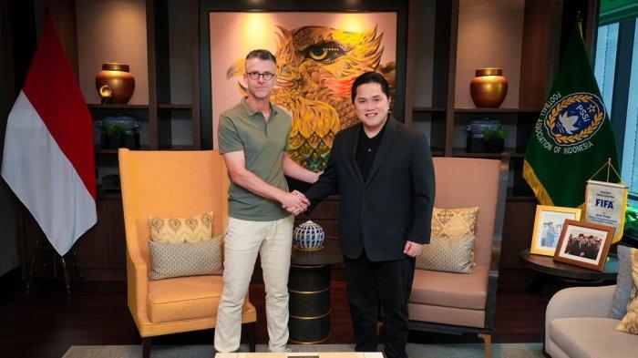 Ketua Umum PSSI, Erick Thohir, berjabat tangan