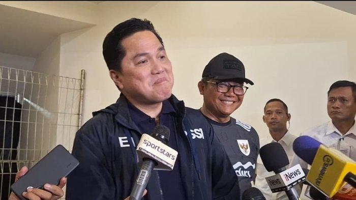INDONESIA VS CHINA - Ketua Umum PSSI Erick Thohir bersama Manajer Timnas Indonesia, Sumardji saat diwawancarai terkait persiapan Timnas Indonesia menghadapi China di Stadion Madya, Senayan, Jakarta, Senin (2/6/2025). Erick menginformasikan pemerintah China telah bersurat perihal pengiriman perwakilan untuk laga Indonesia vs China di SUGBK Jakarta, Kamis, 5 Juni 2025.