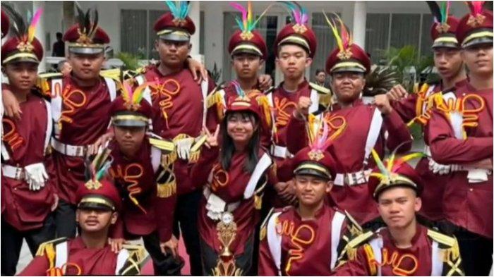 SISWA KE BARAK - Kezya saat mengikuti pendidikan militer ala Dedi Mulyadi, bersama teman-temannya yang lain.