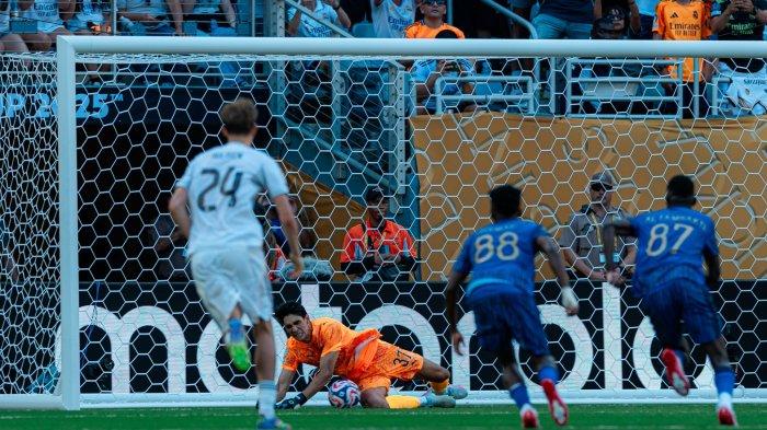 PENYELAMATAN - Kiper Al Hilal, Yassine Bounou melakukan penyelamat penalti yang dilesakkan gelandang Real Madrid, Federico Valverde di Piala Dunia Antarklub 2025, Kamis (19/6/2025) dini hari WIB. Duel Real Madrid vs Al Hilal berakhir imbang 1-1.