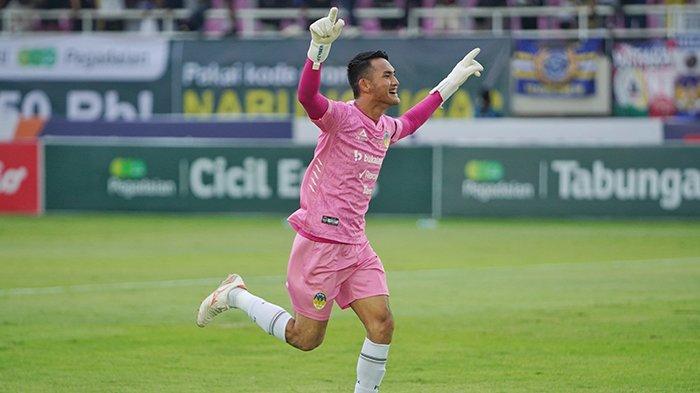 SELBRASI - Penjaga gawang PSIM Yogyakarta, Harlan Suardi melakukan selebrasi setelah rekannya, Rafinha mencetak gol ke gawang Bhayangkara FC pada pertandingan final Liga 2 2024/2025 di Stadion Manahan, Solo, Rabu (26/2/2025) sore. TRIBUNNEWS/Muhammad Nursina
