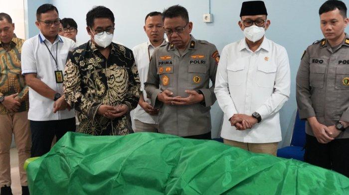 SRI WAHYUNI MENINGGAL - Menteri Perlindungan Pekerja Migran Indonesia (P2MI), Abdul Kadir Karding, saat memimpin doa jenazah Sri Wahyuni, TKI ilegal, yang meninggal tanpa didampingi keluarga, Senin (23/6/2025). Wahyuni sebelumnya bekerja di Malaysia dan dipulangkan negara karena mengalami stroke hingga lumpuh total. Ia dirawat di RS Polri Kramat Jati sejak 6 Mei 2025 dan biayanya ditanggung pemerintah.
