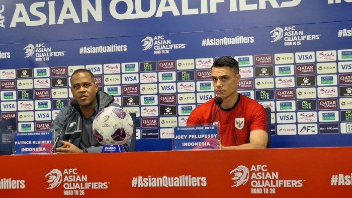 caption: PRESS CONFERENCE TIMNAS INDONESIA - Pelatih Timnas Indonesia, Patrick Kluivert bersama dengan pemainnya, Joey Pelupessy saat melakukan sesi pre match press conference kontra Timnas Jepang di Media Center Stadion Suita, Osaka, Jepang, Senin (9/6/2025). Tribunnews/Abdul Majid
